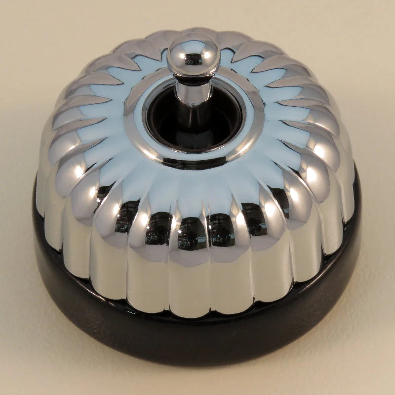 Classic 20 Series 10a Toggle Switch With Fluted Cover And Porcelain Base - Image 4