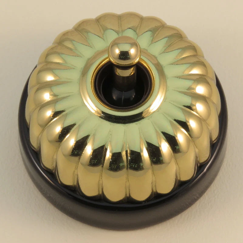 Classic 20 Series 10a Toggle Switch With Fluted Cover And Porcelain Base - Image 9
